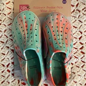 Girls size 11 water shoes / crocs